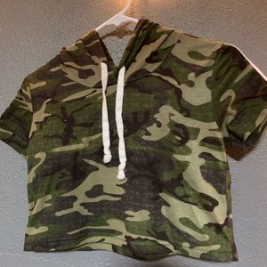 cropped army print t-shirt with hood on back